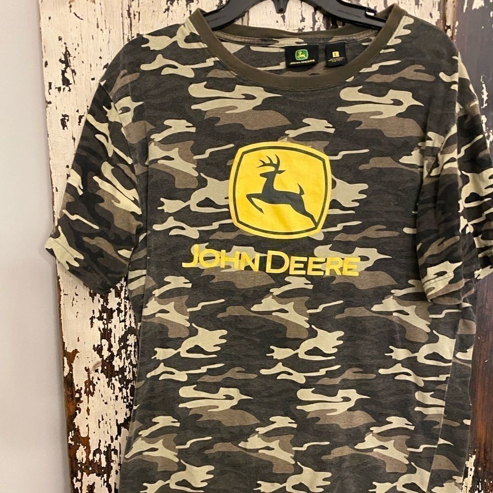 EUCβJohnβDeereΒ cammoβT-shirt.ββSizeβL